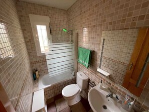 Hair dryer, towels, soap, toilet paper - Vrbo Property (Cardiel de los Montes)