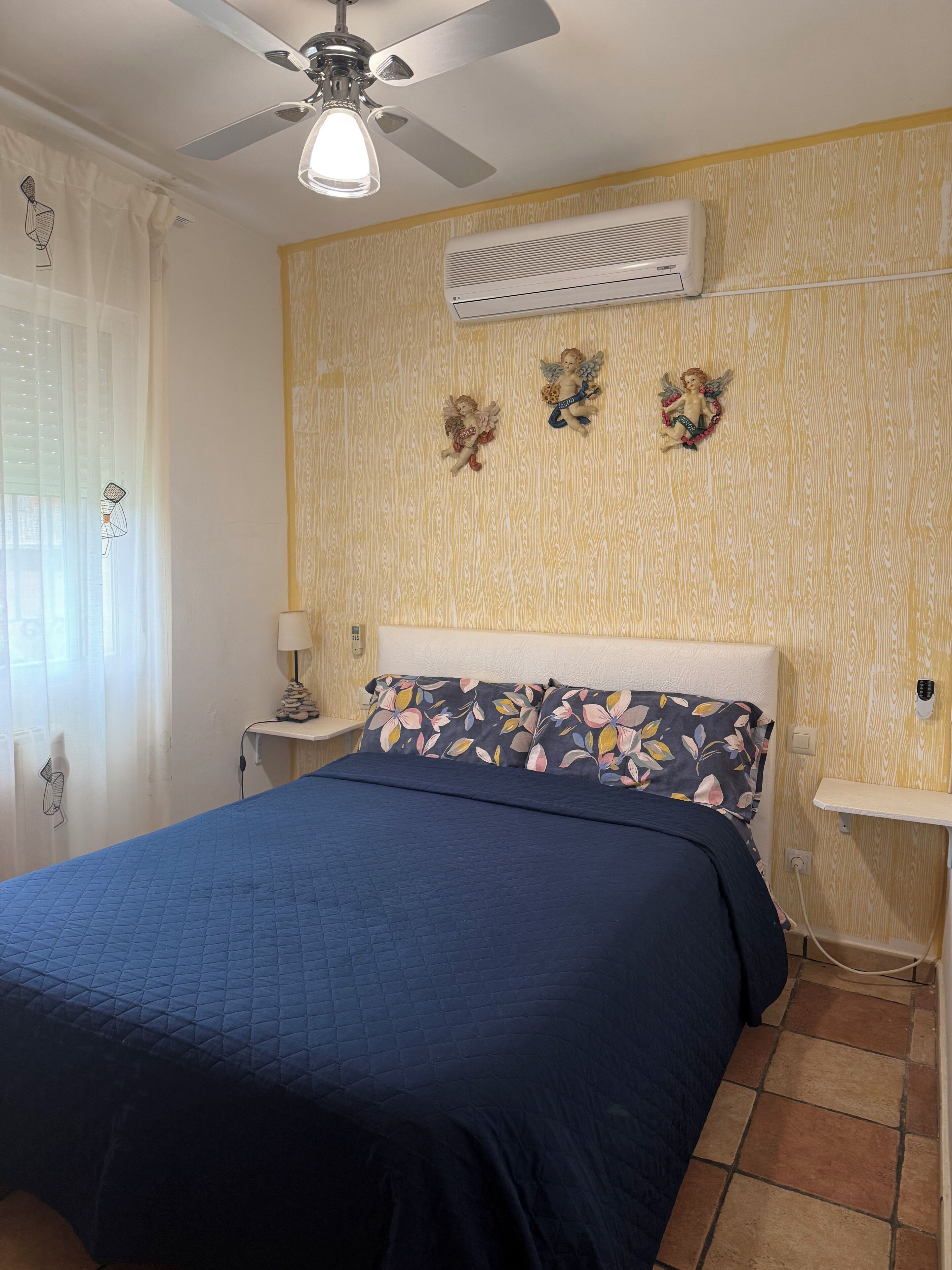 Iron/ironing board, WiFi, bed sheets