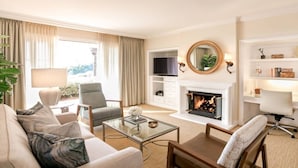 Ein Wohnzimmer mit Kamin, Fernseher und Bücherregal.
