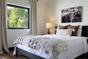 1 bedroom, WiFi (free), bed sheets - Steps from the Lake- Sauna + Hot Tub. Unit #5 (Jones)
