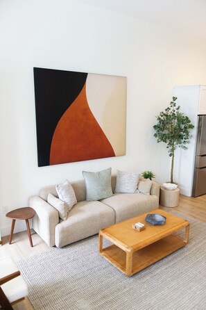 Living area - Spacious 3-bedroom condo in tranquil Sarasota with AC (Sarasota)