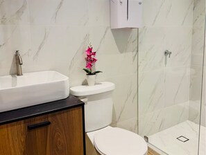 Toallas, jabón, papel de baño 