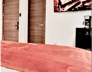 Iron/ironing board, WiFi, bed sheets - Suite 03 • Private Suite • Boutique Mansion (Guayaquil)