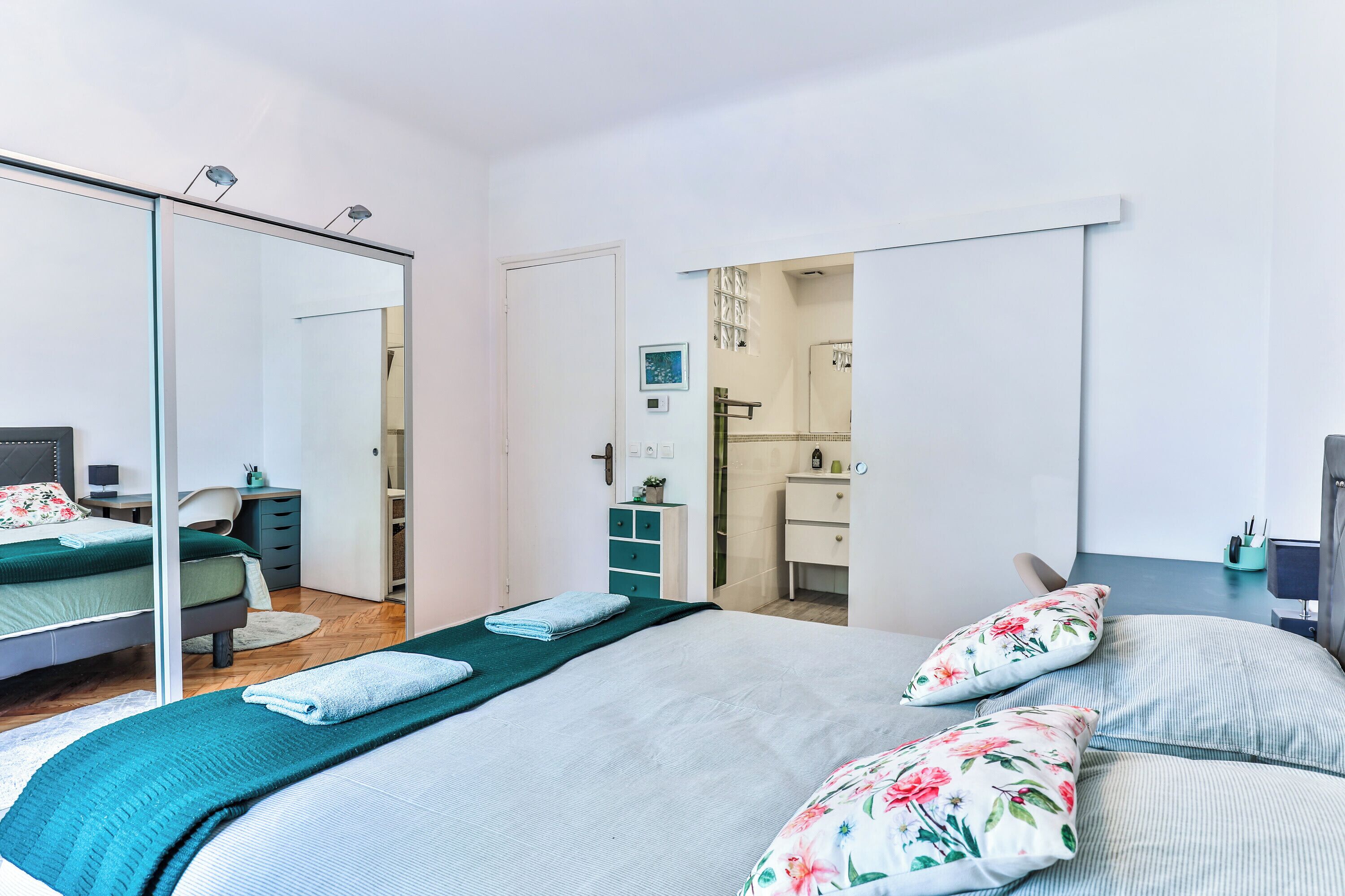 Tabla de planchar con plancha, wifi y ropa de cama 