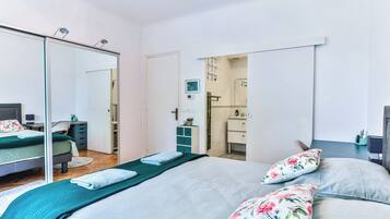 Tabla de planchar con plancha, wifi y ropa de cama