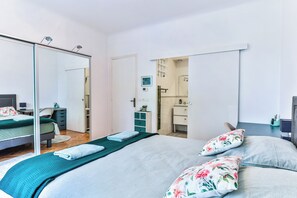 Tabla de planchar con plancha, wifi y ropa de cama 