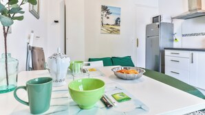 A kitchen with a white countertop, a green bowl, a white teapot, and a green mug. - Lavignottes - AC - Piscine & Tennis (Labouheyre)