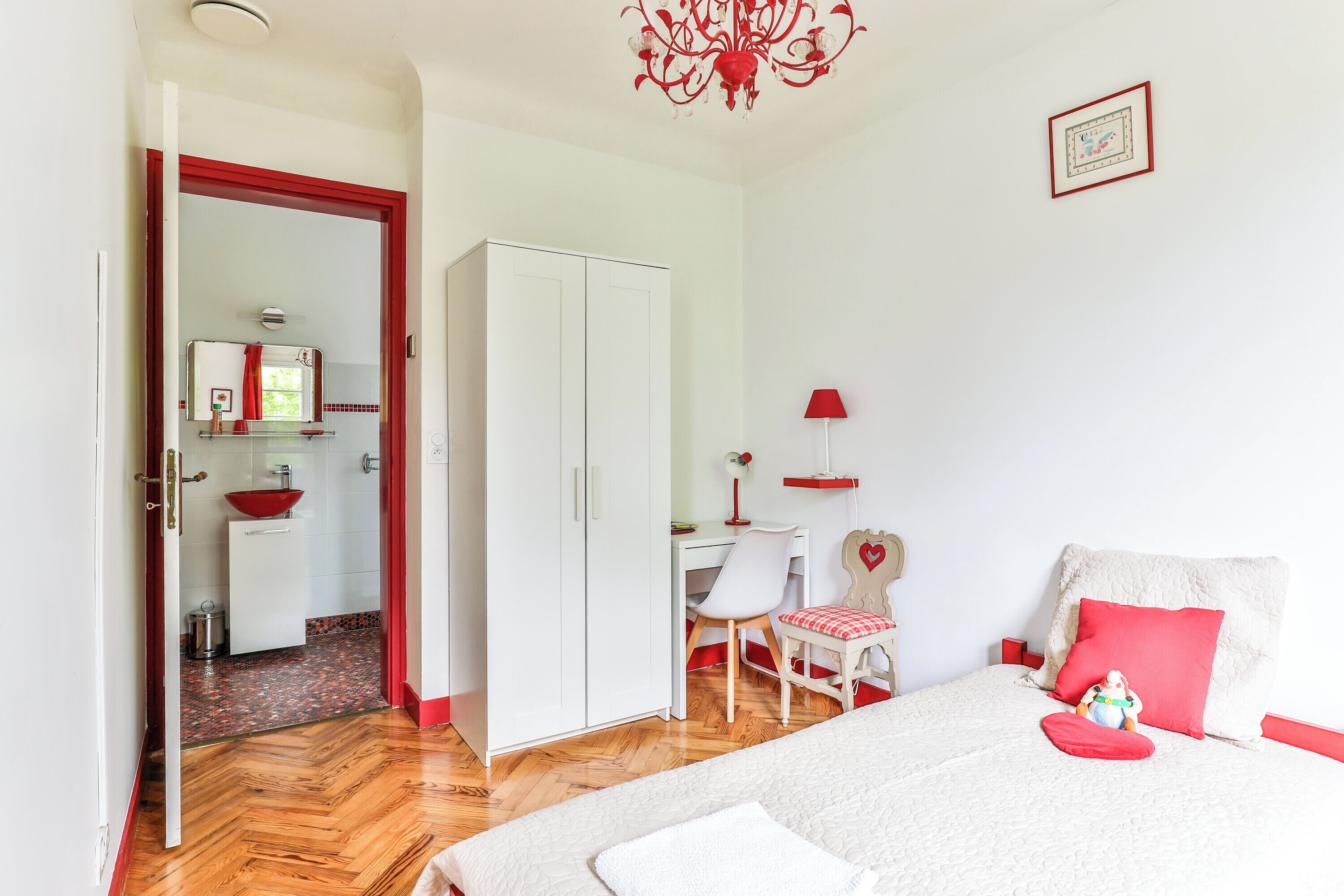 Tabla de planchar con plancha, wifi, ropa de cama
