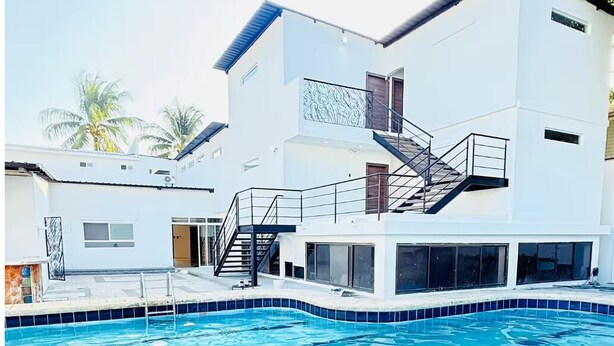 Une piscine avec un bâtiment moderne en arrière-plan.
