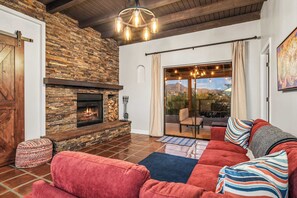 Televisión, chimenea y oficina 