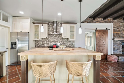 2 Homes • 7BR Sleeps 18 • Pool • Amazing Mtn Views