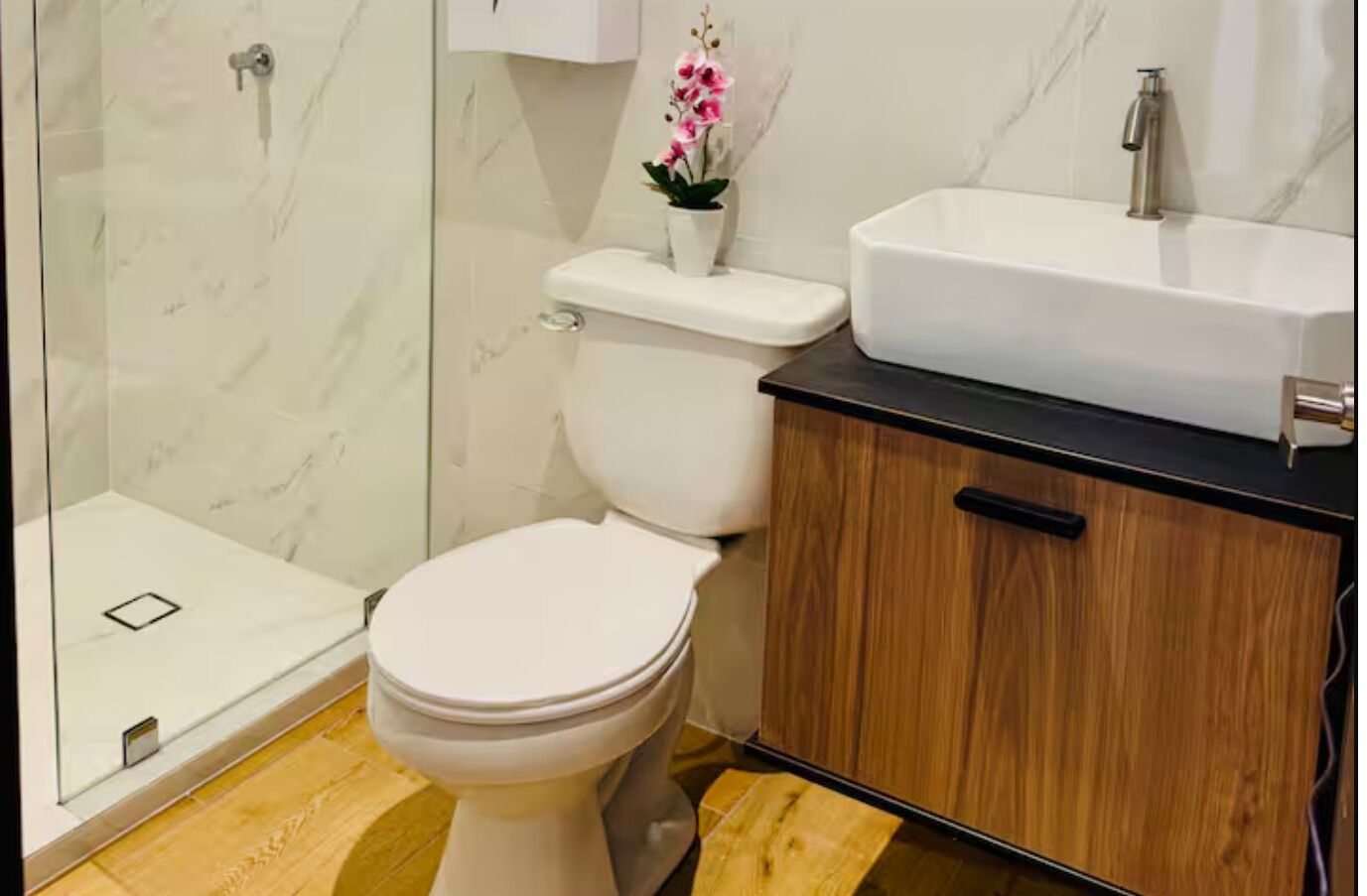 Toallas, jabón, papel de baño 