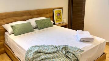 Tabla de planchar con plancha, wifi y ropa de cama