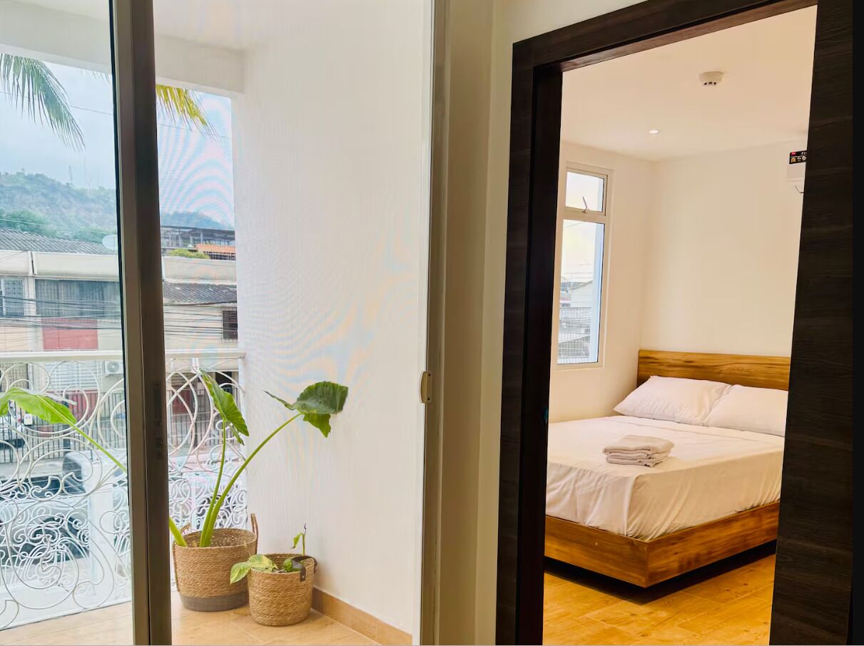 Tabla de planchar con plancha, wifi y ropa de cama 