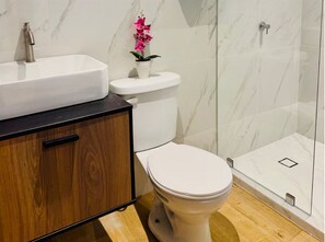 Towels, soap, toilet paper - Suite 06 • 2BR + Living Room + Balcony (Guayaquil)
