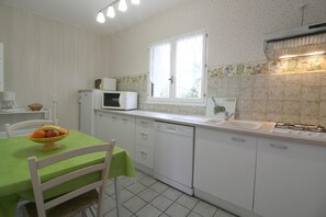 Eine Küche mit Mikrowelle, Geschirrspüler, Spüle und einem Fenster mit Blick.
