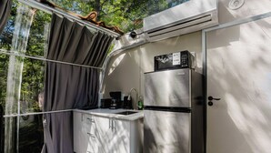 Une cuisine compacte équipée d’un réfrigérateur, d’un four à micro-ondes et d’un évier.