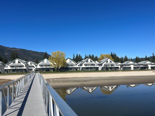 Sandy beach and Boat slip condo rental on Shuswap/Mara Lake!