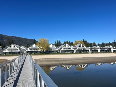Sandy beach and Boat slip condo rental on Shuswap/Mara Lake!