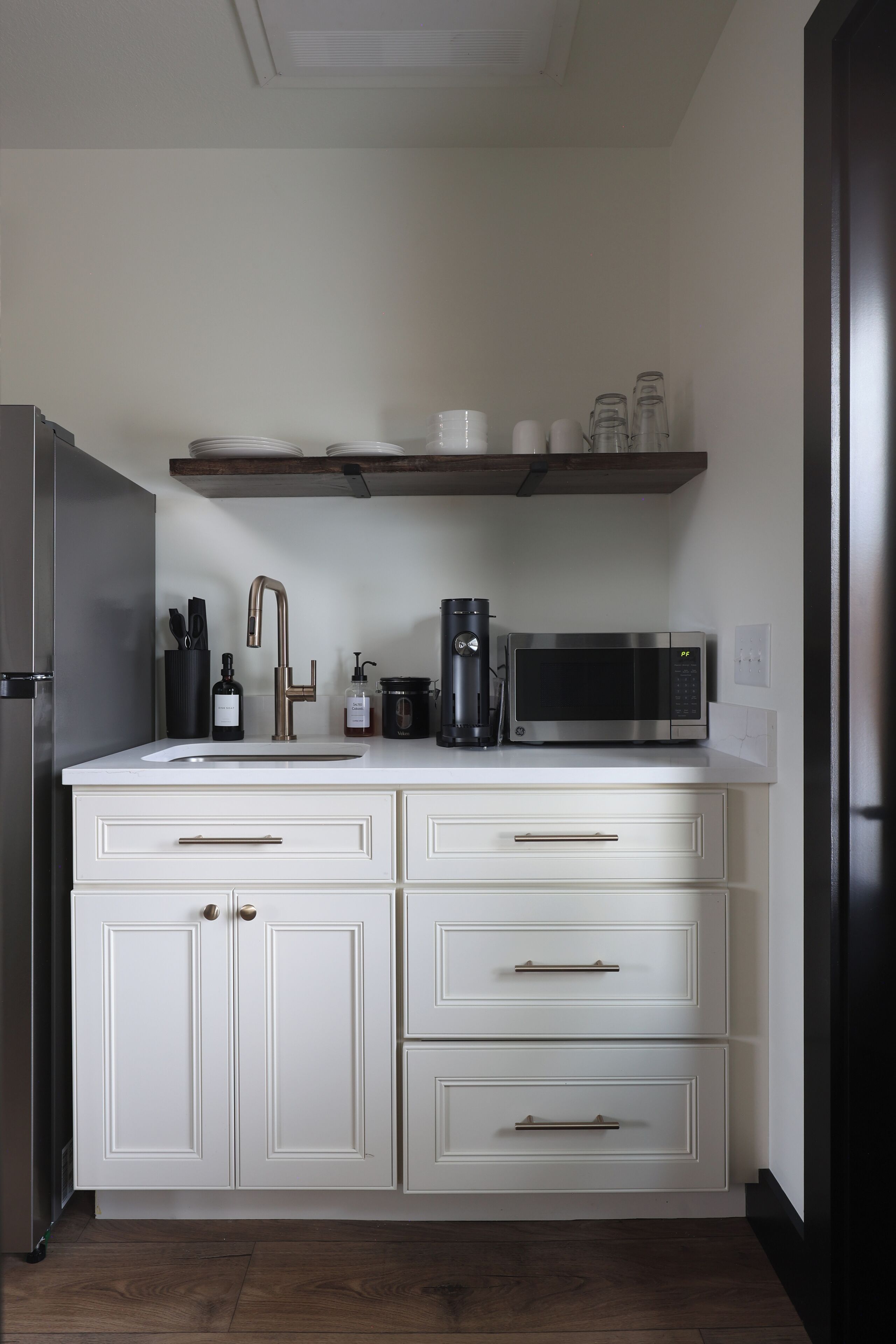Coffee/tea maker, fridge, microwave, cookware/dishes/utensils