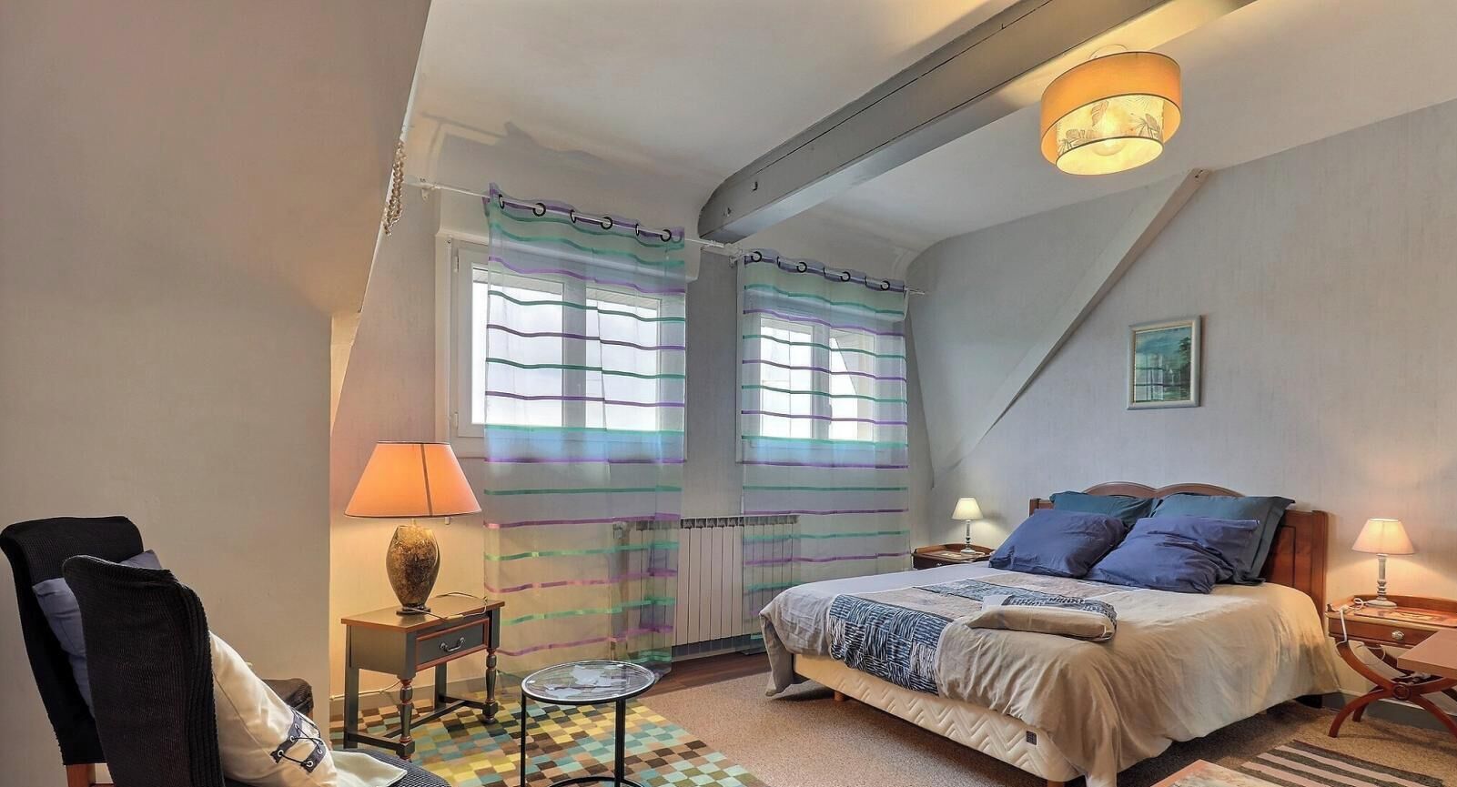 Tabla de planchar con plancha, wifi gratis y ropa de cama 