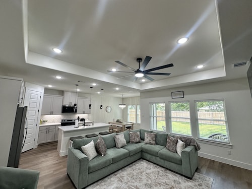 Modern 4BR Dallas Retreat Near Downtown with a 2 car Garage