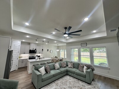 Modern 4BR Dallas Retreat Near Downtown with a 2 car Garage