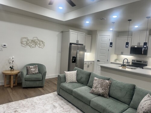 Modern 4BR Dallas Retreat Near Downtown with a 2 car Garage