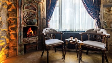 Deluxe Room | Living area