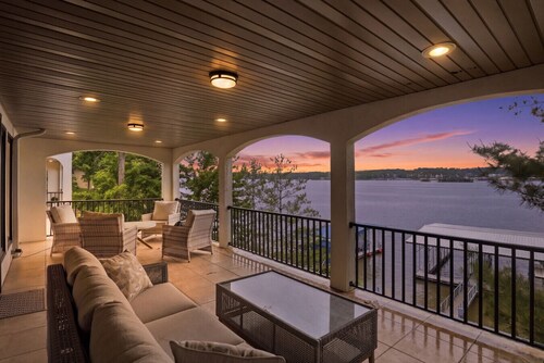 Aqua Estate - Heated Pool, Game Room & Hot Tub!