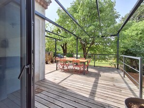 Outdoor dining - Vrbo Property (Apt)