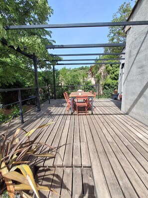 Outdoor dining - Vrbo Property (Apt)