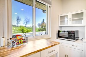 Interior - Meadow Gate! Spacious Family Home w/ Fenced Yard (Colorado Springs)