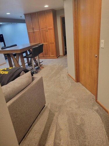 Spacious 4-bed/3-bath house in Iowa City - 1.2 miles from Kinnick and UIHC