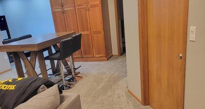 Spacious 4-bed/3-bath house in Iowa City - 1.2 miles from Kinnick and UIHC