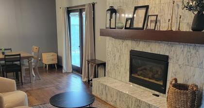 Spacious 4-bed/3-bath house in Iowa City - 1.2 miles from Kinnick and UIHC