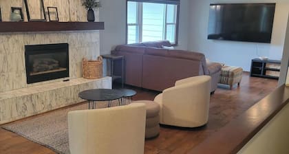 Spacious 4-bed/3-bath house in Iowa City - 1.2 miles from Kinnick and UIHC