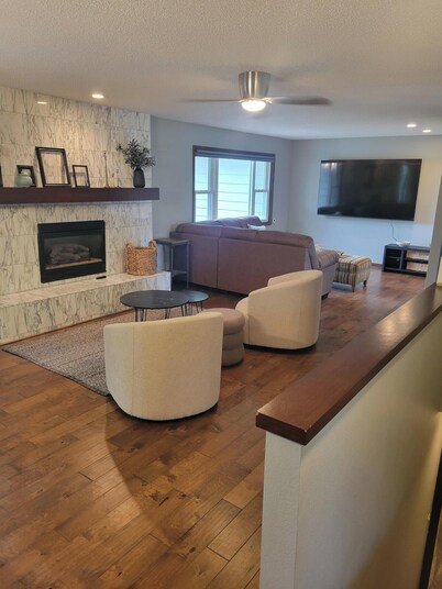 Spacious 4-bed/3-bath house in Iowa City - 1.2 miles from Kinnick and UIHC