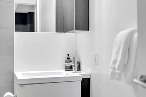 Haartrockner, Handtücher, Seife, Toilettenpapier