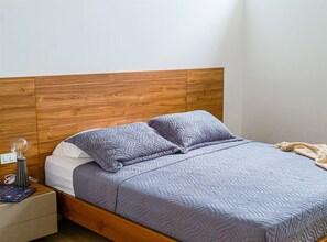 Tabla de planchar con plancha, wifi, ropa de cama