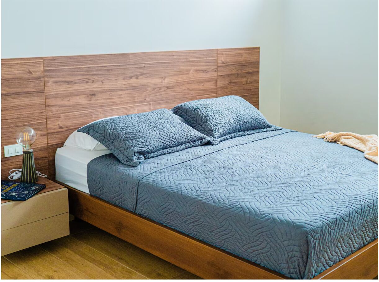 Een strijkplank/strijkijzer, wifi, beddengoed