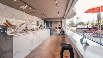Apartment | Bar (on property)