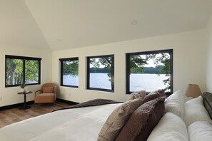 3 bedrooms, travel cot, free WiFi, bed sheets - Steps from the Lake- Sauna + Hot Tub. Unit #7 (Jones)
