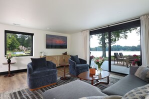 Smart TV - Steps from the Lake- Sauna + Hot Tub. Unit #7 (Jones)