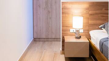 Tabla de planchar con plancha, wifi y ropa de cama