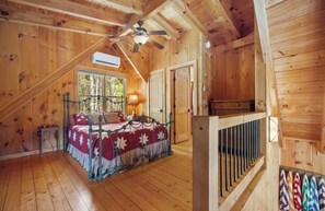 3 bedrooms, desk, iron/ironing board, travel cot - Secluded Cliffview Cabin with Amazing View & Hot Tub, Nestled on 4 Private Acres (Zoe)