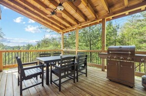 Outdoor dining - Secluded Cliffview Cabin with Amazing View & Hot Tub, Nestled on 4 Private Acres (Zoe)