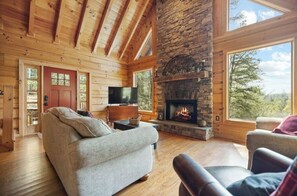 Smart TV, fireplace, DVD player, books - Secluded Cliffview Cabin with Amazing View & Hot Tub, Nestled on 4 Private Acres (Zoe)