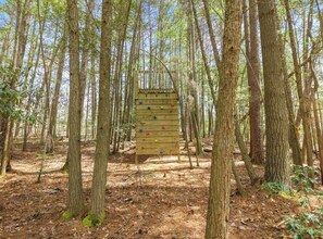 Eine hölzerne Kletterkonstruktion im Wald.