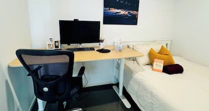 Room-charming Guest Room Near Macarthur